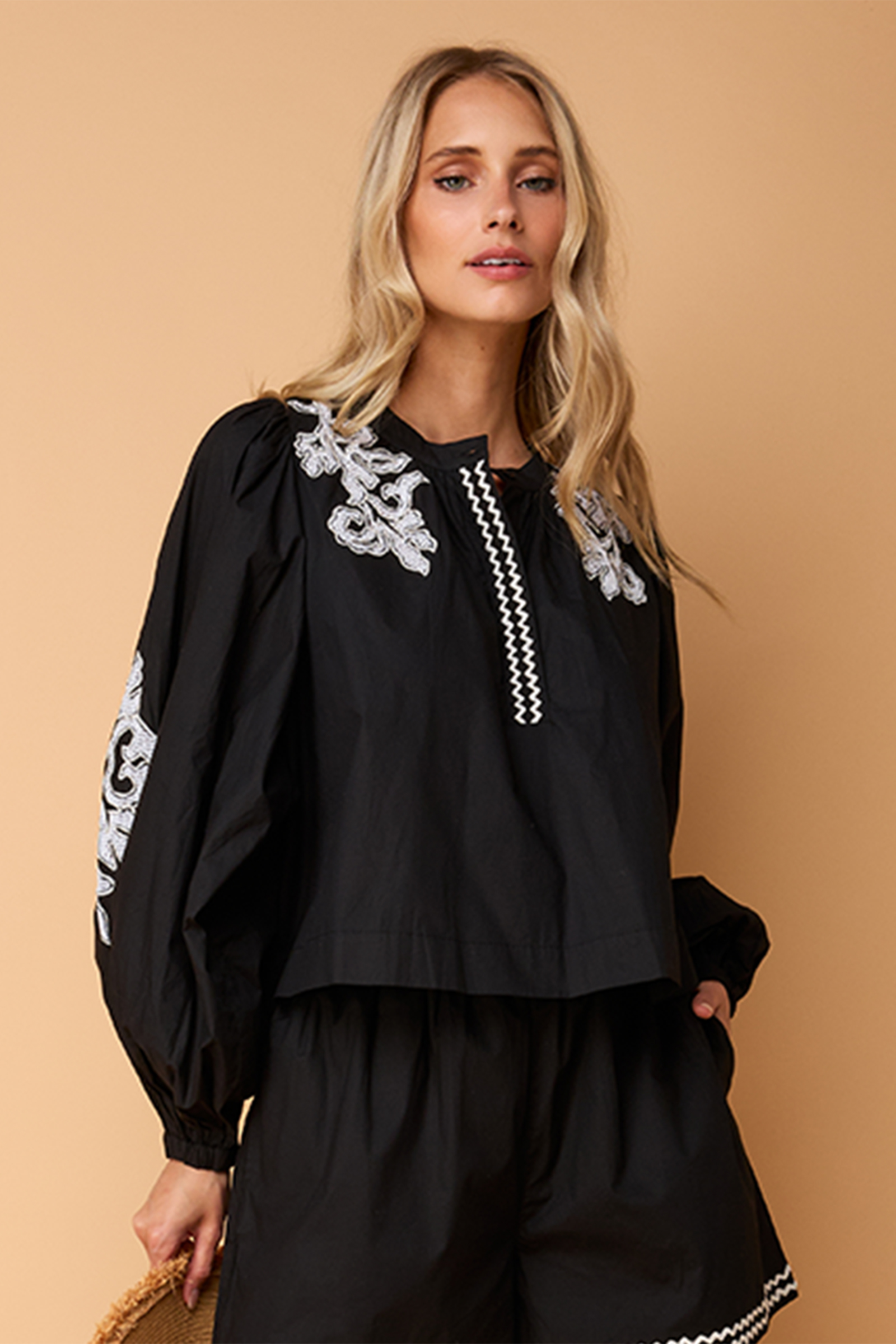 Dames blouse lange mouw zwart